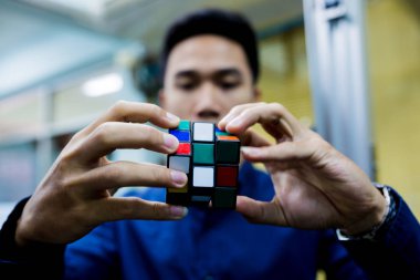 Rubik küp teknik ve beyin eğitimi kavramı ve sorun çözme iş tutan adam.