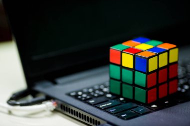 Rubik küpü laptop. Teknik ve iş beyin eğitim kavramı ve sorun çözme.