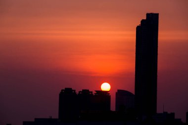 Gökyüzü bulutlu gün batımı ile akşam şehri Bangkok Tayland
