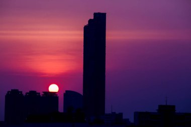 Gökyüzü bulutlu gün batımı ile akşam şehri Bangkok Tayland