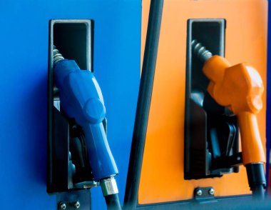 Benzin istasyonunda yakıt püskürtme uçlarını kapatın. Petrol ve gaz enerji.