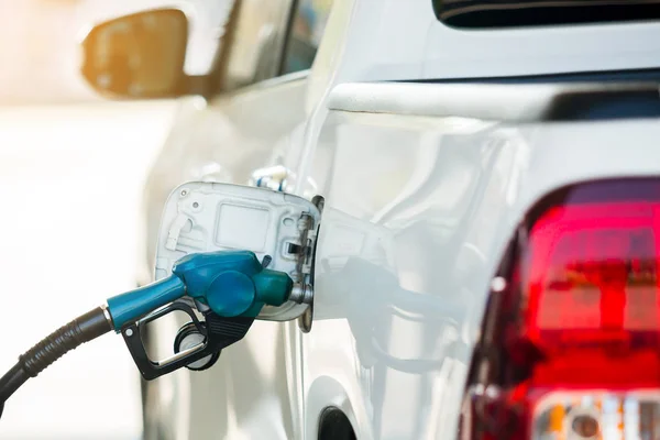 Der Tankstelle Wird Der Weiße Pickup Hand Mit Treibstoff Aufgefüllt — Stockfoto