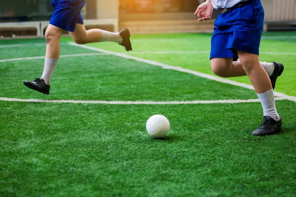 Estudante Asiático Jogar Bola Futebol Plástico Relvado Artificial Verde Jovens — Fotografia de Stock
