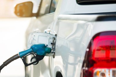 Benzin istasyonunda beyaz kamyonete yakıt dolduruyorum. Petrol ve gaz enerjisi.