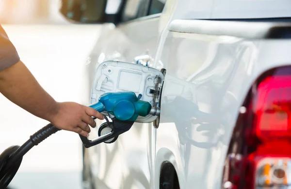 Der Tankstelle Wird Der Weiße Pickup Hand Mit Treibstoff Aufgefüllt — Stockfoto