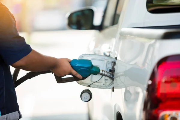Der Tankstelle Wird Der Weiße Pickup Hand Mit Treibstoff Aufgefüllt — Stockfoto