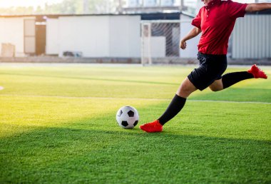 Futbol oyuncu hız çalıştırmak hedefe suni çim üzerinde topa vurmaya. Futbol oyuncu eğitim veya futbol maç.