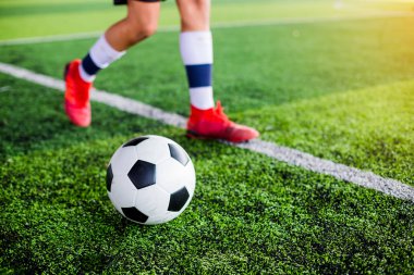 Futbol oyuncu hız çalıştırmak hedefe suni çim üzerinde topa vurmaya. Futbol oyuncu eğitim veya futbol maç.