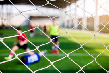 Hedefi ile mesh futbol kaleci ve futbolcular bulanık. Futbol topu Eğitim Akademisi.