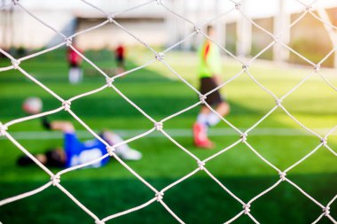 Hedefi ile mesh futbol kaleci ve futbolcular bulanık. Futbol topu Eğitim Akademisi.