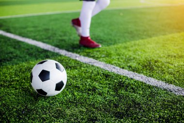 futbol Futbol oyuncu hız ile yeşil suni çim üzerinde çalıştırmak için eğitim ya da futbol maçı.