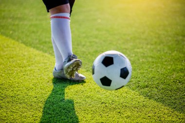 Futbol oyuncu hız çalıştırmak hedefe suni çim üzerinde topa vurmaya. Futbol oyuncu eğitim veya futbol maç.