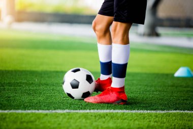 Bulanık sonra futbol oyuncu topu bu yeşil yapay çim üzerinde. Spor arka planı için.