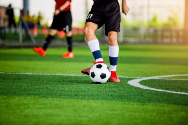 Bulanık sonra futbol oyuncu topu bu yeşil yapay çim üzerinde. Spor arka planı için.