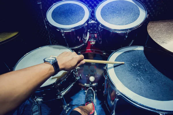 Man Spelen Drum Set Met Houten Drumsticks Muziekkamer Het Concept — Stockfoto