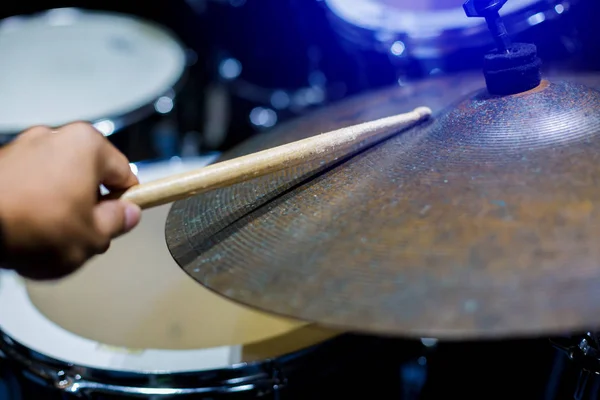 Man Spelen Drum Set Met Houten Drumsticks Muziekkamer Het Concept — Stockfoto