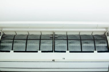 seçici odak kapalı toz bir sürü ile Klima için. Kendiniz ile evde Klima temel temizlik toz.