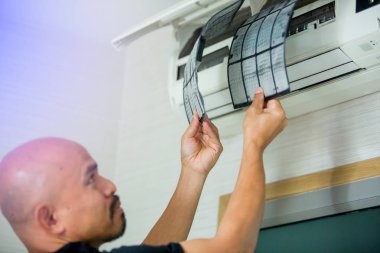 seçici odak için sol el erkek teknisyeni kapalı toz bir sürü ile Klima Temizleme. Kendiniz ile evde Klima temel temizlik toz.