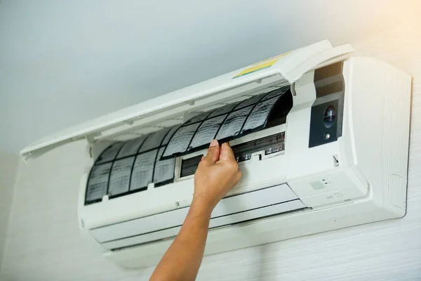 Selectieve Aandacht Aan Hand Van Mannelijke Technicus Schoonmaak Airconditioner Binnenshuis — Stockfoto
