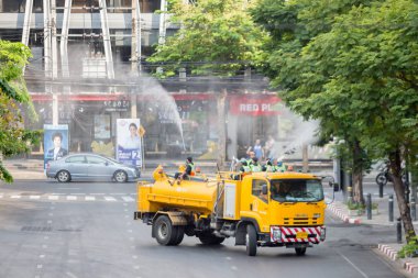 Bangkok Tayland: 16 Şubat 2019: Belediye görevlileri toz pm2.5, Bang Rak bölgesi miktarını azaltmaya yardımcı olmak için kamyon havaya yüksek basınç su enjekte