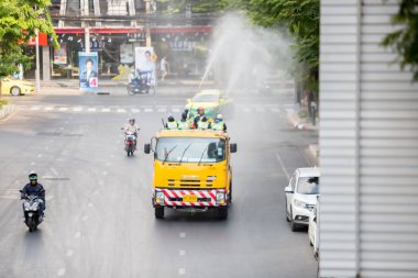 Bangkok Tayland: 16 Şubat 2019: Belediye görevlileri toz pm2.5, Bang Rak bölgesi miktarını azaltmaya yardımcı olmak için kamyon havaya yüksek basınç su enjekte
