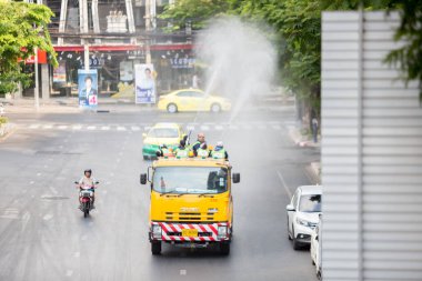 Bangkok Tayland: 16 Şubat 2019: Belediye görevlileri toz pm2.5, Bang Rak bölgesi miktarını azaltmaya yardımcı olmak için kamyon havaya yüksek basınç su enjekte