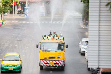Bangkok Tayland: 16 Şubat 2019: Belediye görevlileri toz pm2.5, Bang Rak bölgesi miktarını azaltmaya yardımcı olmak için kamyon havaya yüksek basınç su enjekte