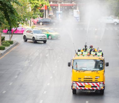 Bangkok Tayland: 16 Şubat 2019: Belediye görevlileri toz pm2.5, Bang Rak bölgesi miktarını azaltmaya yardımcı olmak için kamyon havaya yüksek basınç su enjekte