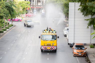 Bangkok Tayland: 16 Şubat 2019: Belediye görevlileri toz pm2.5, Bang Rak bölgesi miktarını azaltmaya yardımcı olmak için kamyon havaya yüksek basınç su enjekte