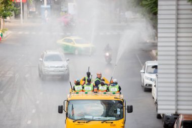 Bangkok Tayland: 16 Şubat 2019: Belediye görevlileri toz pm2.5, Bang Rak bölgesi miktarını azaltmaya yardımcı olmak için kamyon havaya yüksek basınç su enjekte