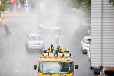 Bangkok Tayland: 16 Şubat 2019: Belediye görevlileri toz pm2.5, Bang Rak bölgesi miktarını azaltmaya yardımcı olmak için kamyon havaya yüksek basınç su enjekte