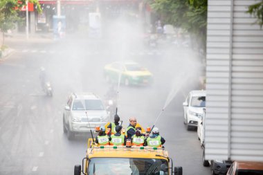 Bangkok Tayland: 16 Şubat 2019: Belediye görevlileri toz pm2.5, Bang Rak bölgesi miktarını azaltmaya yardımcı olmak için kamyon havaya yüksek basınç su enjekte