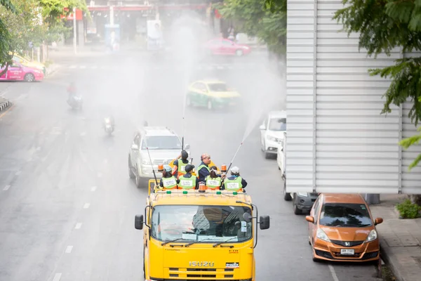 Bangkok Tayland: 16 Şubat 2019: Belediye görevlileri toz pm2.5, Bang Rak bölgesi miktarını azaltmaya yardımcı olmak için kamyon havaya yüksek basınç su enjekte