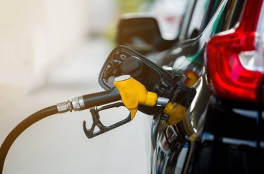 Benzin istasyonunda beyaz kamyonete yakıt dolduruyorum. Petrol ve gaz enerjisi.