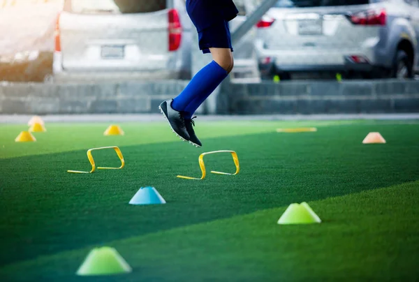 Νεαρό Αγόρι Ποδοσφαιριστής Τρέξιμο Και Άλμα Μεταξύ Δείκτη Και Κίτρινο — Φωτογραφία Αρχείου