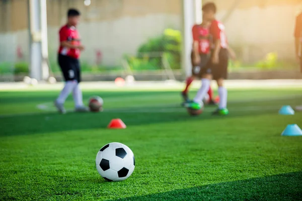 Pelota Fútbol Césped Artificial Verde Con Entrenamiento Jugadores Fútbol Borroso —  Fotos de Stock