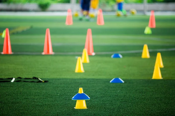 Marcadores Cone Equipamento Treinamento Futebol Relva Artificial Verde Com Jogadores — Fotografia de Stock