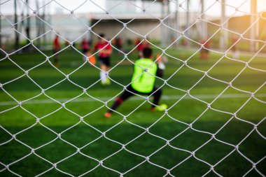 Hedefi ile mesh futbol kaleci ve futbolcular bulanık. Futbol topu Eğitim Akademisi.