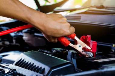 seçici odak araba elektrik yalak kablo ile şarj. ilk anot ardından takip Bağlan negatif bağlayıcı pil