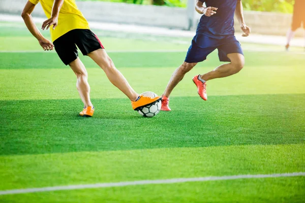 足球运动员通过踢皮球打架 足球运动员跑到陷阱和控制球拍摄到目标 — 图库照片