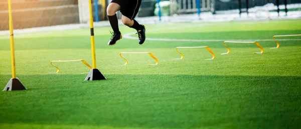 Joven Jugador Fútbol Jogging Saltar Entre Marcadores Obstáculos Amarillos Entrenamiento — Foto de Stock