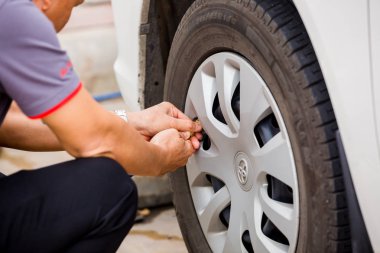 Hava basıncı ve dolgu lastik yakın kadar emniyet seyahat önce havada denetleme sürücüsü