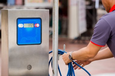 sürücü otomatik lastik Dolum Makinası, Emanet seyahat önce lastik doldurmaya hazırlanıyor