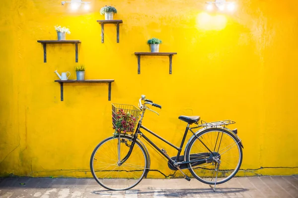 Bicicleta Vintage Parede Amarela Vintage Flor Vasos — Fotografia de Stock