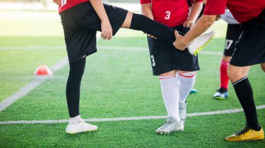 Çocuk futbol oyuncuları başlangıç futbol oyunu önce koçla kasları germek.