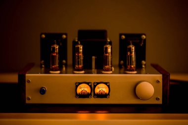Parlayan ampul diyot lamba ile eski moda elektronik cihaz amplifikatör ses üretimi, doğal ses kavramı, elektronik Vakum tüplü veya antika radyo Parlayan tüpler için
