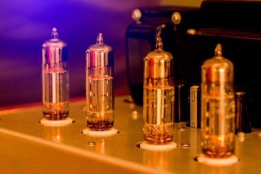 Parlayan ampul diyot lamba ile eski moda elektronik cihaz amplifikatör ses üretimi, doğal ses kavramı, elektronik Vakum tüplü veya antika radyo Parlayan tüpler için