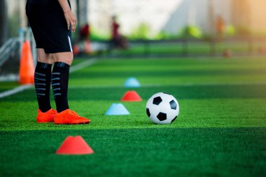 ayakta ve topa adım futbolcu teknik direktörü