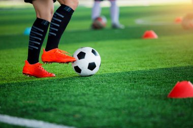 ayakta ve topa adım futbolcu teknik direktörü