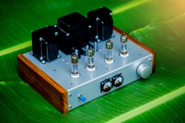 Parlayan ampul diod ile eski moda elektronik cihaz amplifikatör